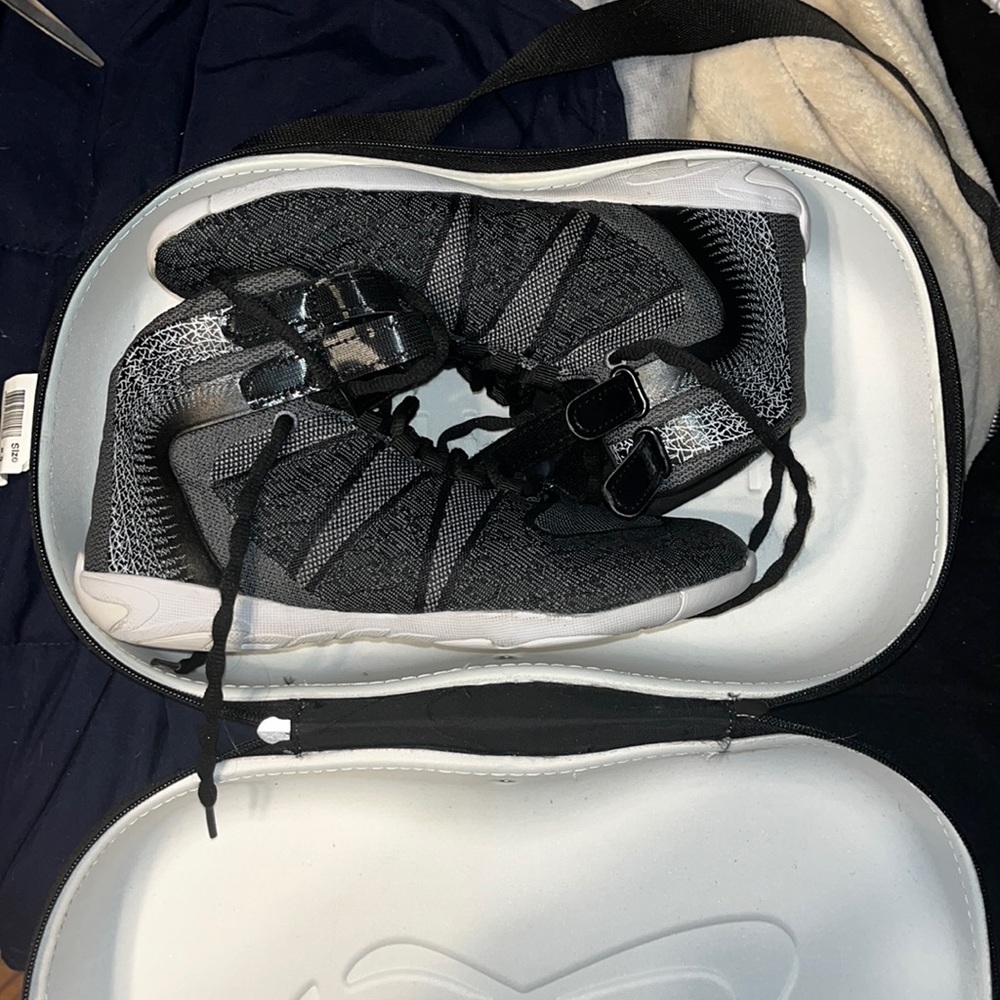 cheer shoes. worn a few times. in amazing shape.